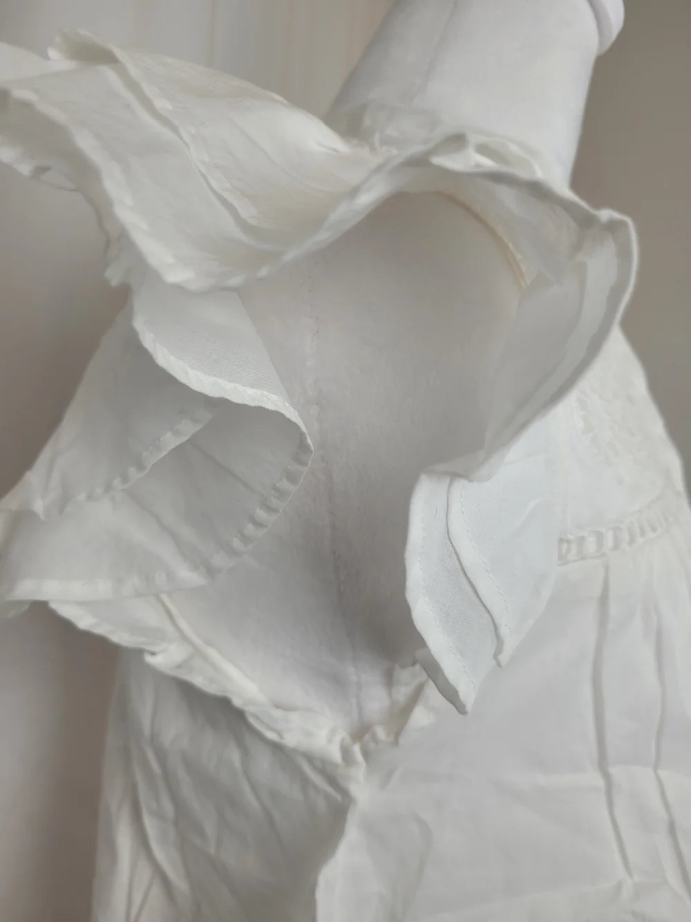 NWT White Embroidered Flutter Sleeve Blouse Size ; xs. - Picture 5 of 13